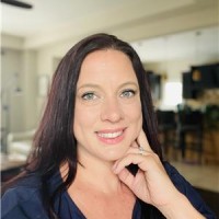 Agent Lesley Saxton