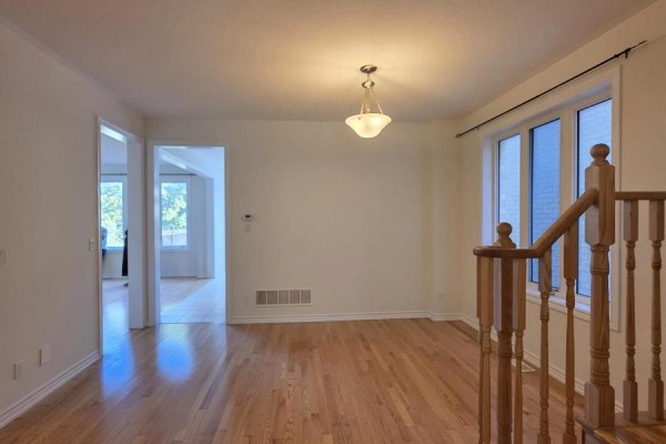 (main) - 11 Chessington Avenue, East Gwillimbury, ON L9N0R5 Photo 4