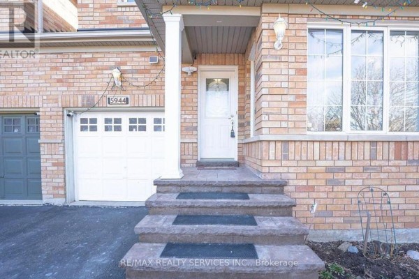 Kitchen - (upper) - 5944 Shelford Terrace, Mississauga, ON L5M6K3 Photo 3