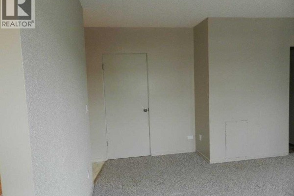 #, 9802 98 Avenue, Peace River, AB T8S1J4 Photo 4