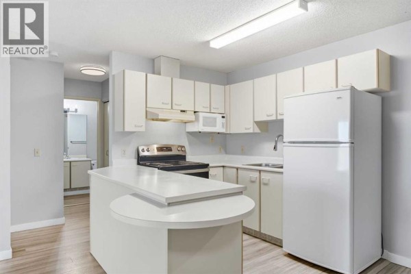 4pc Bathroom - ., 1532 Edenwold Heights Nw, Calgary, AB T3A3V2 Photo 5