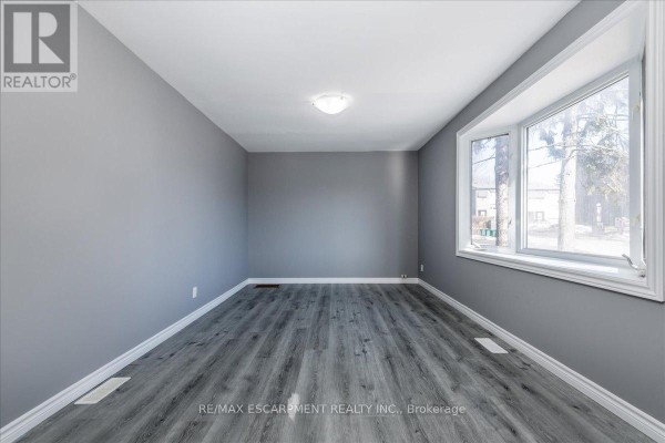 Bedroom - #1, #2, #3 - 210 Owen Street, Barrie, ON L4M3J2 Photo 4