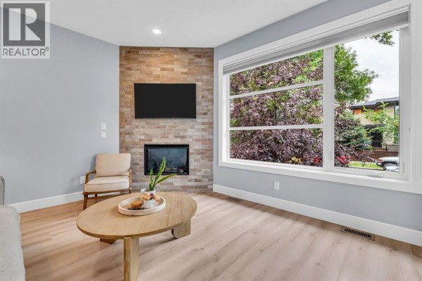 Living room - 1, 309 12 Avenue Ne, Calgary, AB T2E1A5 Photo 4