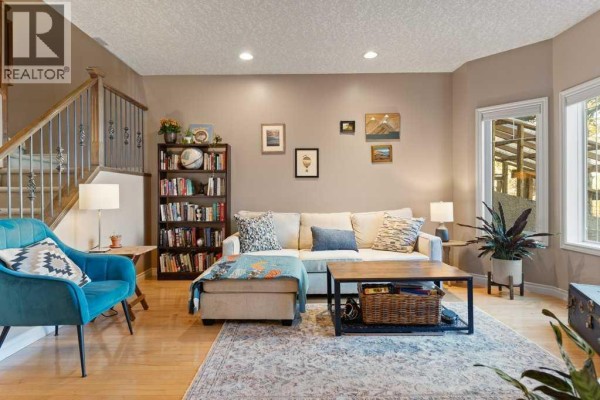 Living room - 1, 425 13 Avenue Ne, Calgary, AB T2E1C3 Photo 4