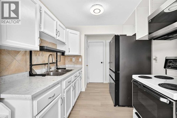 Bedroom - 1, 6408 4 Street Ne, Calgary, AB T2K5M8 Photo 5