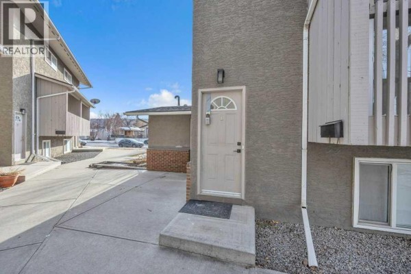Living room - 1, 8112 36 Avenue Nw, Calgary, AB T3B3P3 Photo 3