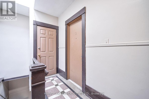 Bathroom - 1 - 1072 St Clair Avenue W, Toronto, ON M6E3H3 Photo 5