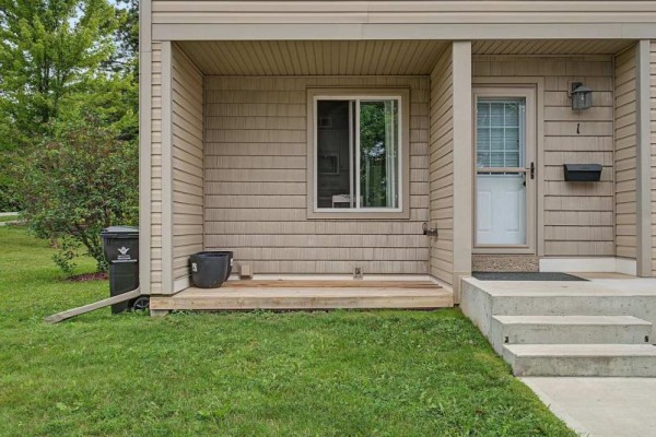 Bedroom 3 - 1 - 15 Green Valley Drive, Kitchener, ON N2P1K7 Photo 4