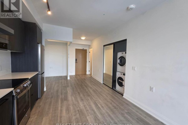 Kitchen - 1 - 2369 Danforth Avenue, Toronto, ON M4C0B1 Photo 3