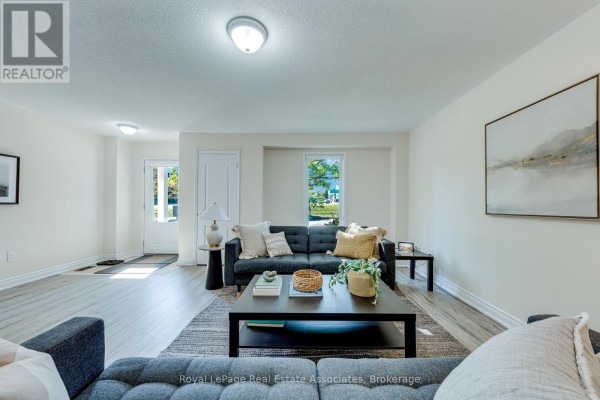 Family room - 1 - 2375 Truscott Drive, Mississauga, ON L5J2B1 Photo 2