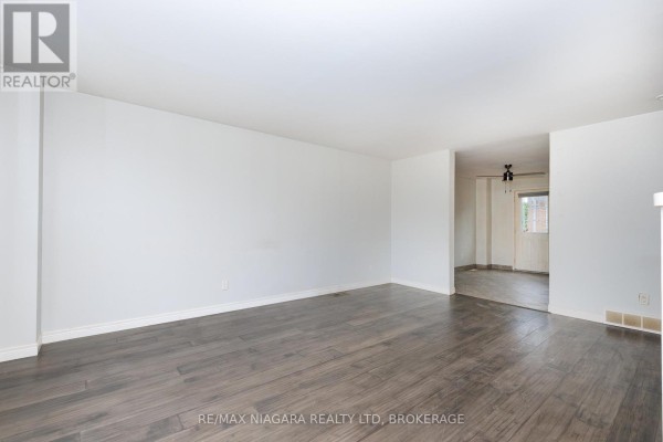 Living room - 1 - 252 Bertie Street, Fort Erie, ON L2A1Z6 Photo 4