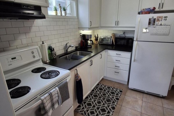 Kitchen - 1 - 62 Christie Street, St  Catharines, ON L2N5H6 Photo 3