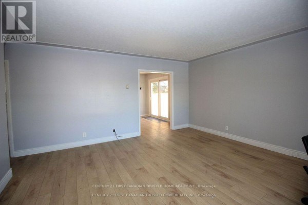 Kitchen - 1 - 627 Commissioners Road E, London South, ON N6C2T9 Photo 4