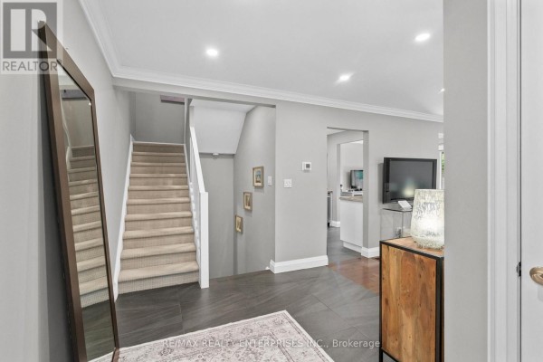Living room - 1 - 685 Francis Road, Burlington, ON L7T3X6 Photo 5
