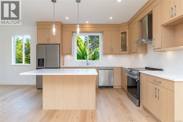 Ensuite - 1 1559 Ash Rd, Saanich, BC V8N2S9 Photo 4