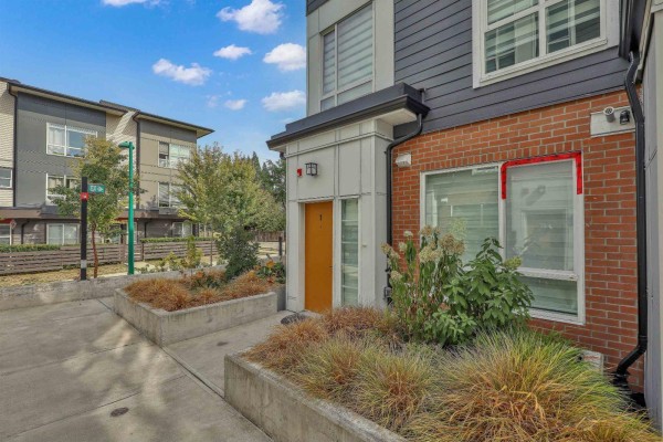 1 18850 72a Avenue, Surrey, BC V4N6X2 Photo 3