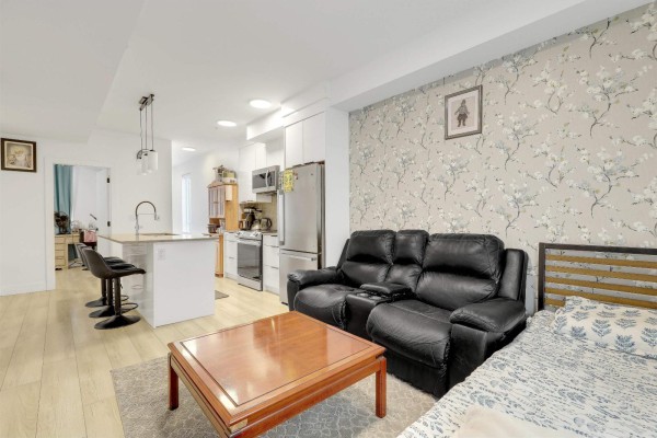 1 18850 72a Avenue, Surrey, BC V4N6X2 Photo 4