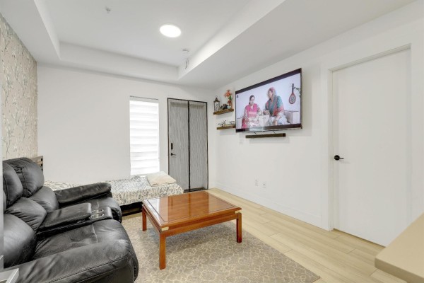 1 18850 72a Avenue, Surrey, BC V4N6X2 Photo 5