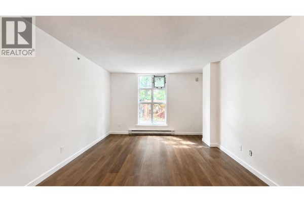 1 2528 E Broadway, Vancouver, BC V5M4V2 Photo 2