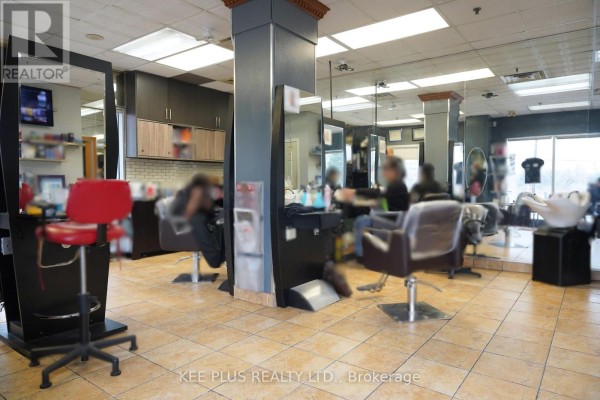 1 2560 Lawrence Avenue E, Toronto, ON M1P2R7 Photo 4