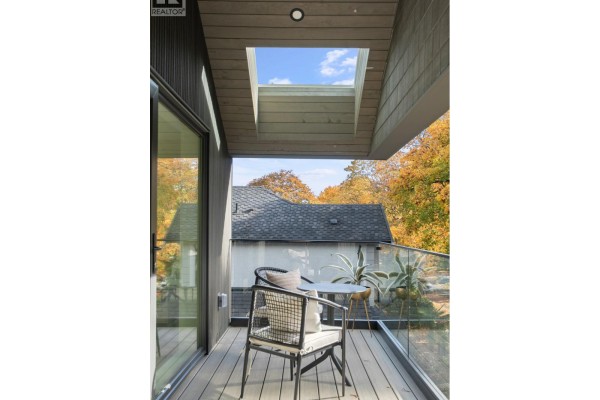 1 3657 W 11th Avenue, Vancouver, BC V6R2K4 Photo 2