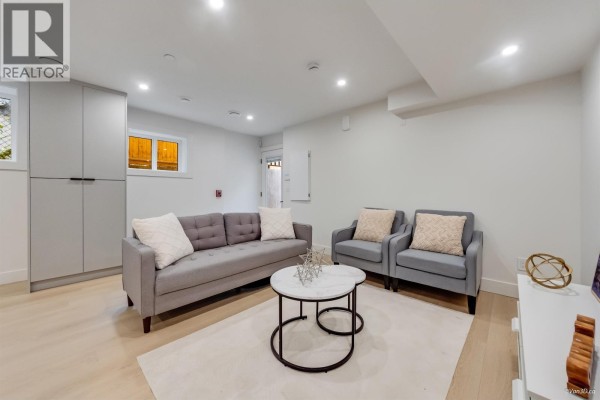 1 7270 17th Avenue, Burnaby, BC V3N1K9 Photo 4