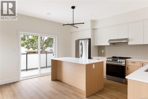 Ensuite - 1 913 Dale St, Saanich, BC V8X2V9 Photo 4
