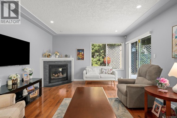 Living room - 1 950 Braidwood Rd, Courtenay, BC V9N3R9 Photo 5