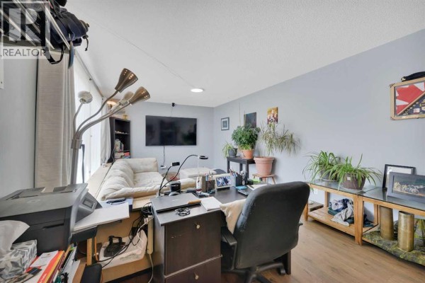 1 Forest Close, Red Deer, AB, photo 3