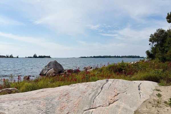 Waterfront with large rock and islands - 1 Island 352c Carling