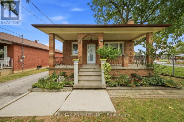 Living room - 1 Mayo Drive, Toronto, ON M6L2X1 Photo 2