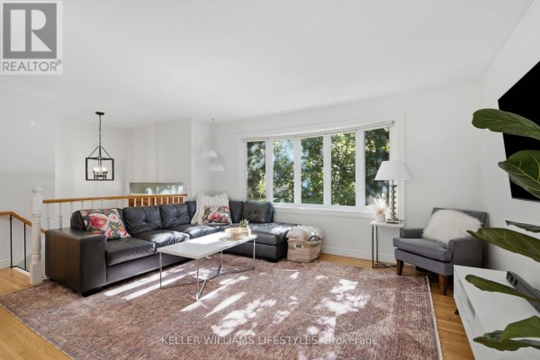 Living room - 1 Queen Anne Circle, London North, ON N6H4B6 Photo 4