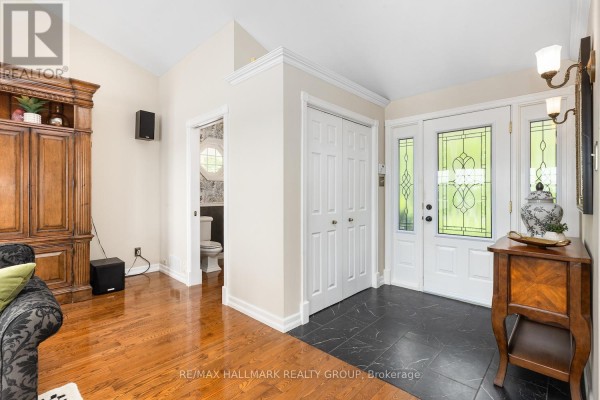 Family room - 1 Rideau Glen Drive, Ottawa, ON K2C3H1 Photo 5