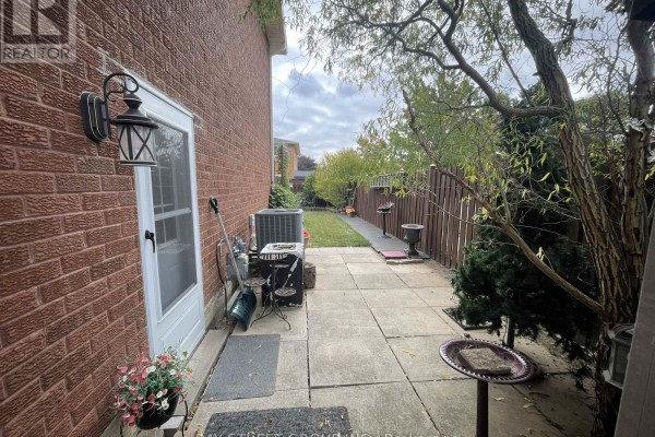 1 Tralee (lower) Street, Brampton, ON L6Z2X4 Photo 2