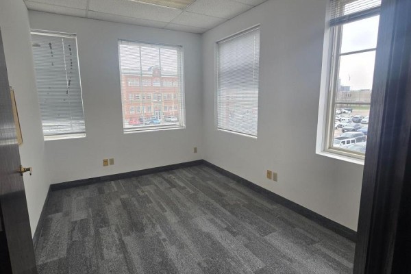 1/300 - 5025 Orbitor Drive, Mississauga, ON, photo 2