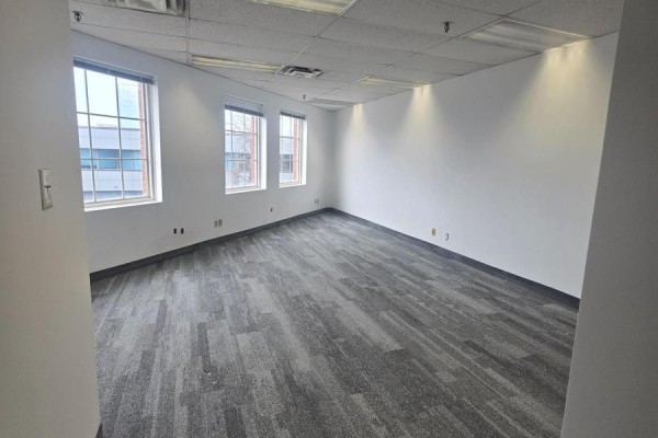 1/300 - 5025 Orbitor Drive, Mississauga, ON, photo 3
