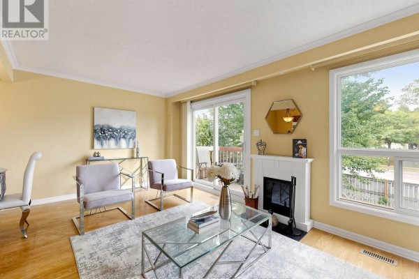 Living room - 10 - 725 Vermouth Avenue, Mississauga, ON L5A3X5 Photo 3