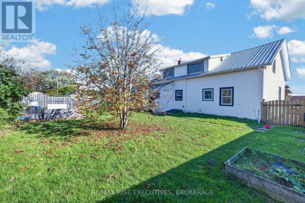 10-12 Manitou Crescent, Loyalist, ON K7N1B6 Photo 4