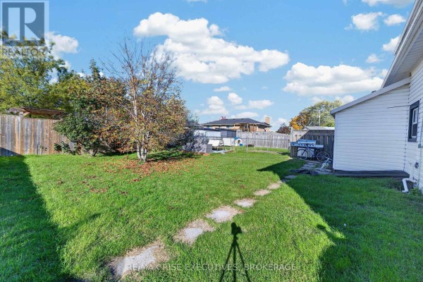 10-12 Manitou Crescent, Loyalist, ON K7N1B6 Photo 5