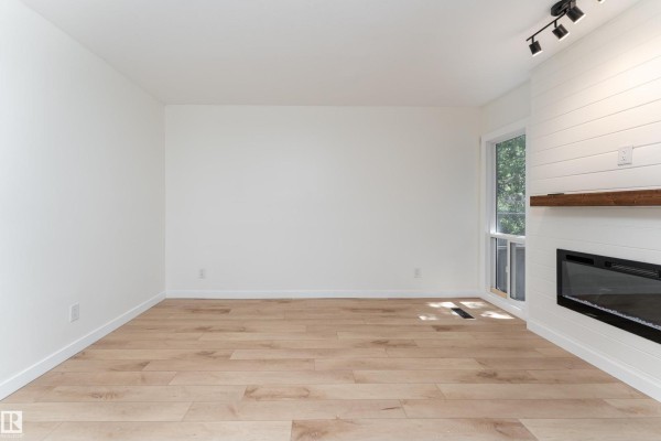 Primary Bedroom - #10 1415 62 St Nw, Edmonton, AB T6L4K1 Photo 4