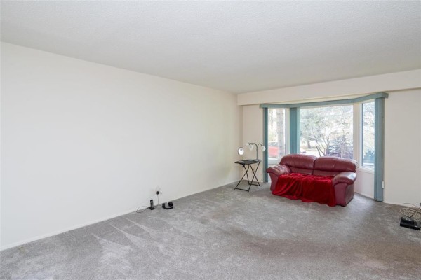 Living room - 10 17 Jolliett Crescent, Winnipeg, MB R3K0M9 Photo 4