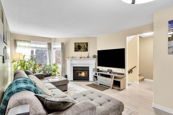 Living room - 10 46375 Cessna Drive, Chilliwack Proper South, Chilliwack, BC V2P1A7 Photo 2