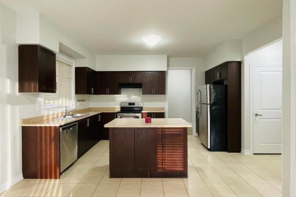 Kitchen - 10 Barchard Street, Clarington, ON L1B1G9 Photo 3