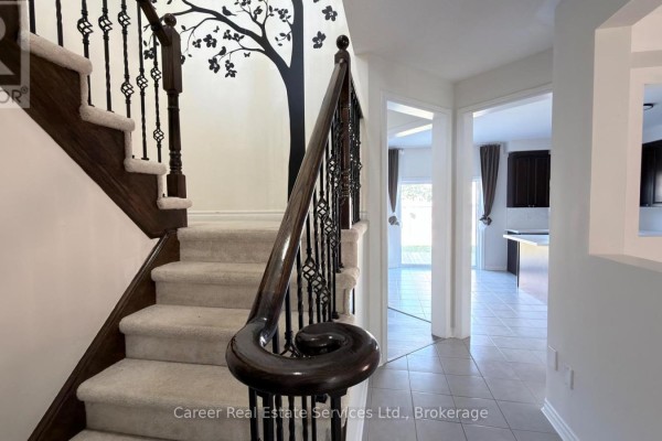 Family room - 10 Campview Street, Whitby, ON L1R0K5 Photo 4
