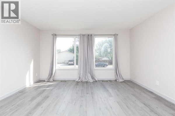 Primary Bedroom - 10 Cayuga Crescent W, Lethbridge, AB T1K5H5 Photo 4
