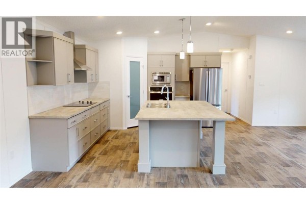 Full bathroom - 10 Chimo Crescent, Elkford, BC V0B1H0 Photo 5