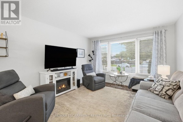 5pc Bathroom - 10 Courtland Avenue, Hamilton, ON L9C5Z2 Photo 5