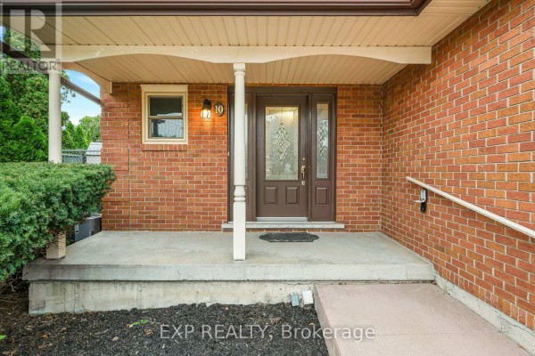 Front porch entrance with red brick exterior and covered ceiling. - 10 Donegel Place, Hamilton