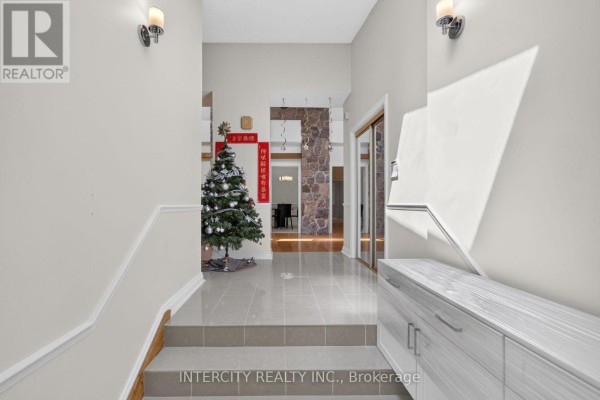 Kitchen - 10 East Drive E, Markham, ON L6G1A4 Photo 3
