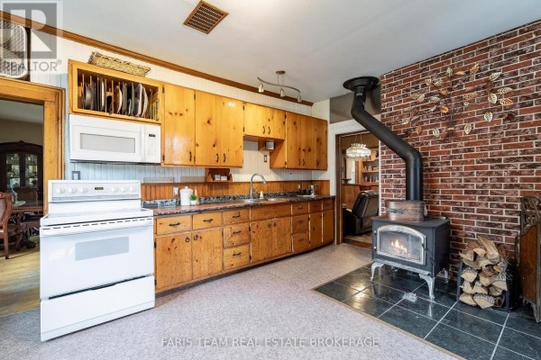 Family room - 10 Eplett Street, Severn, ON L0K1E0 Photo 4